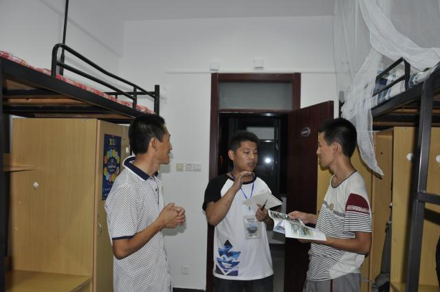 青协一行人解答新生的疑惑 青协一行人解答新生的疑惑