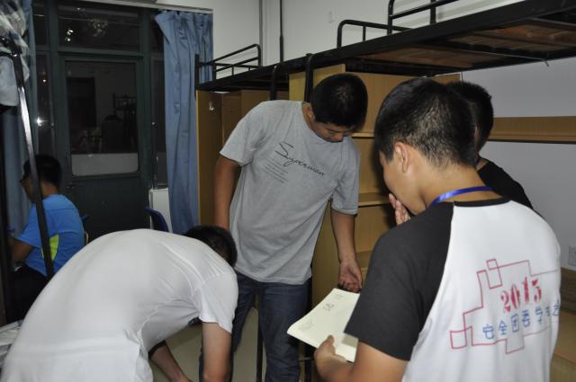 青协一行人走进新生宿舍 青协一行人走进新生宿舍