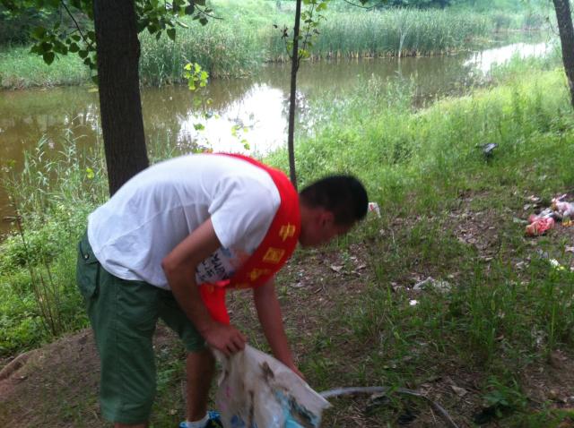 捡拾池塘边垃圾 捡拾池塘边垃圾